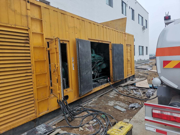 陵城如何在发电机出租合同中约定设备的维修和保养责任？